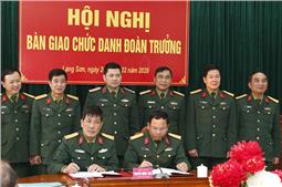 Thiếu tướng Nguyễn Hồng Thái, Tư lệnh Quân khu chủ trì bàn giao chức vụ Đoàn trưởng Đoàn kinh tế - Quốc phòng 338